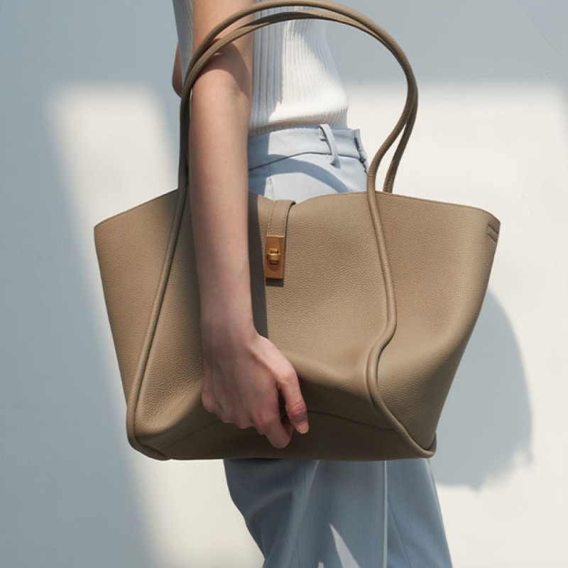 High-capacity commuter niche tote bag girl